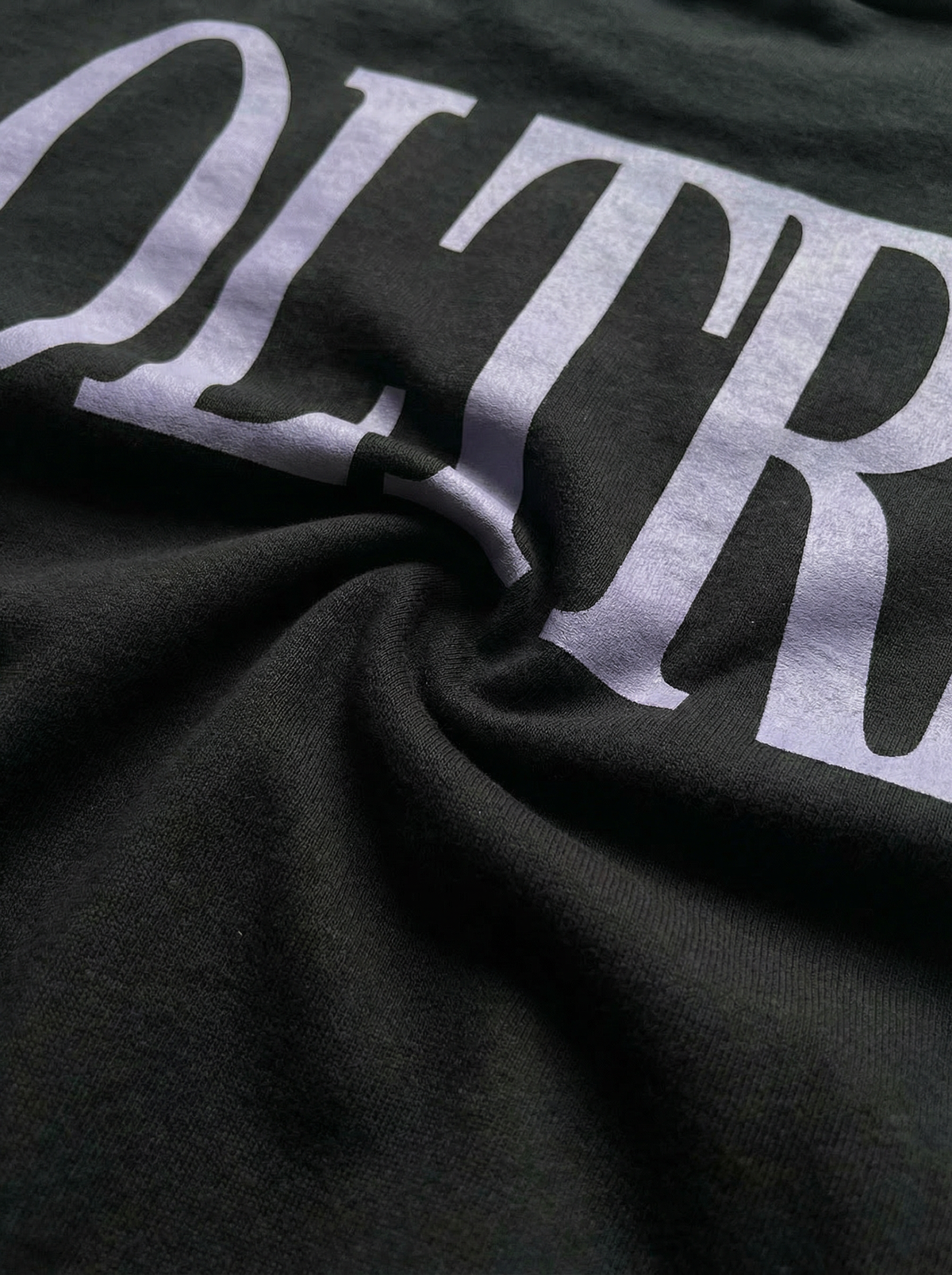 Oltre Crew in black, print detail