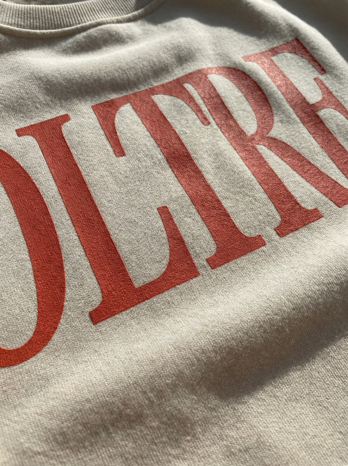 Oltre Crewneck in butter, print detail