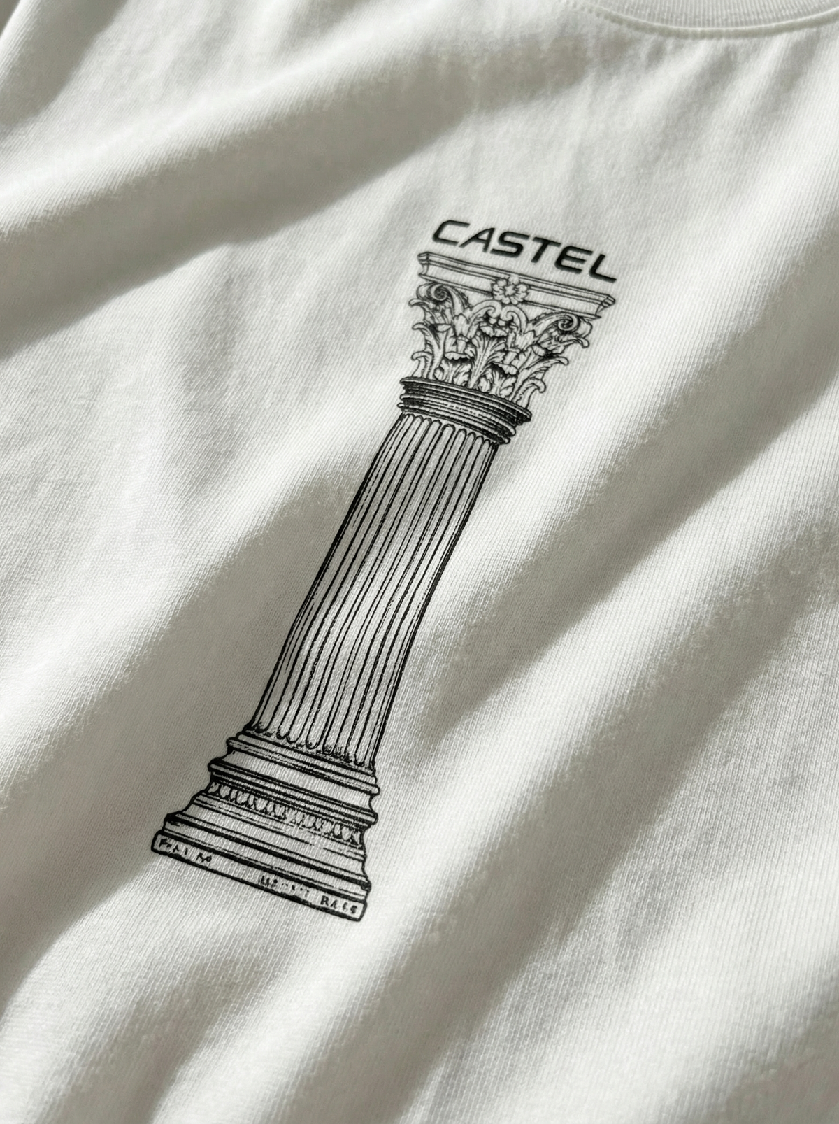 Pila Tee in white, print detail